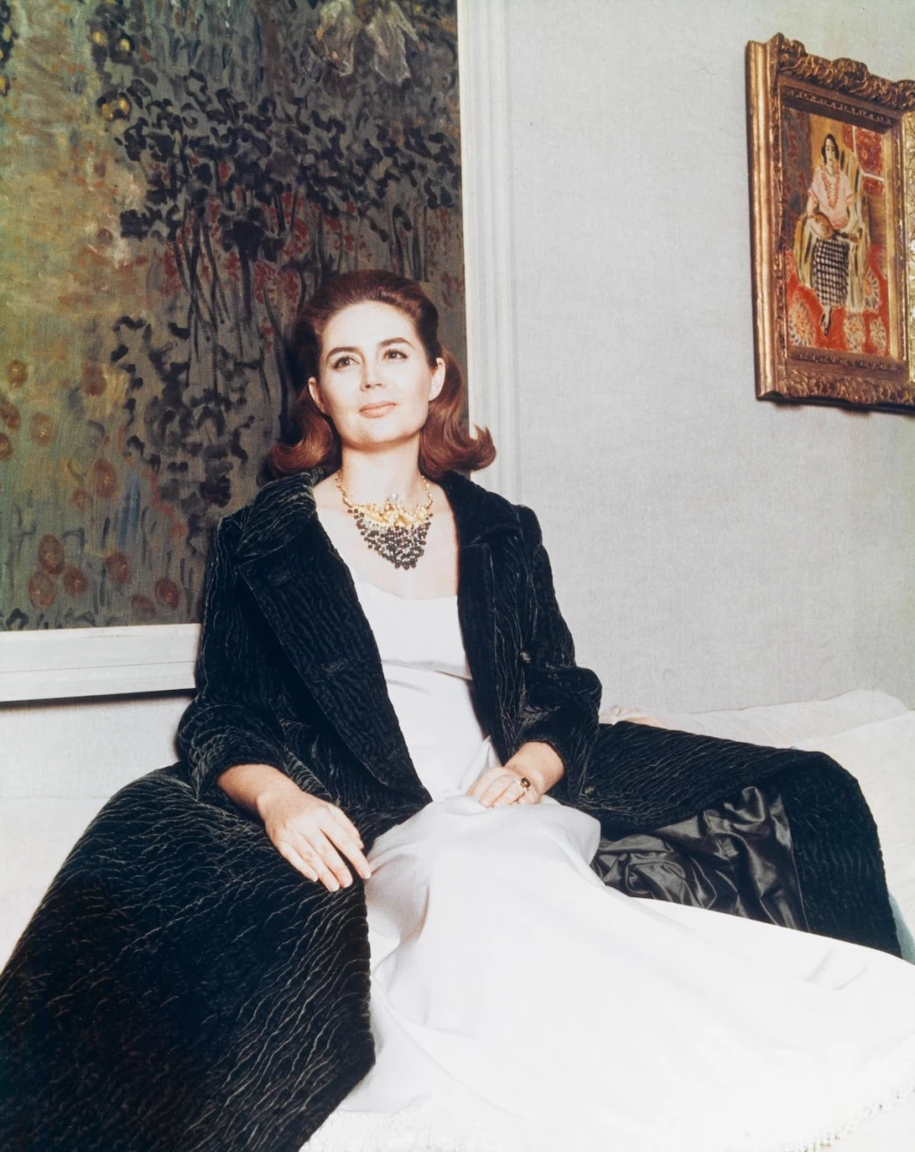 São Schlumberger porta el collar diseñado por Salvador Dalí hacia 1964