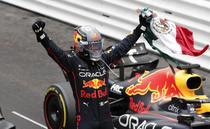Checo Pérez celebra el triunfo del Gran Premio de Mónaco con la bandera de México