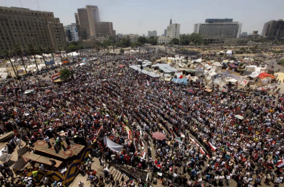 Opositores del presidente islamista de Egipto Mohamed Morsi reunidos para la oración de medio día en la plaza Tahrir
