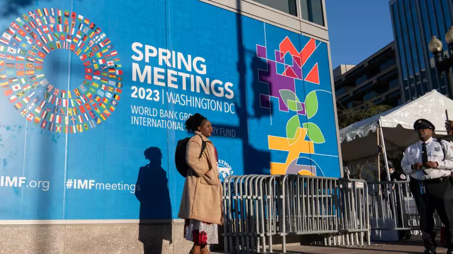 Cartel del FMI y BM durante reuniones conjuntas en Washington.