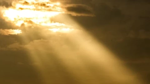 Video: Niña le desea feliz cumpleaños a Jesús le responde con una señal