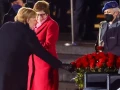 Angela Merkel elige una rosa roja de la ceremonia de despedida.
