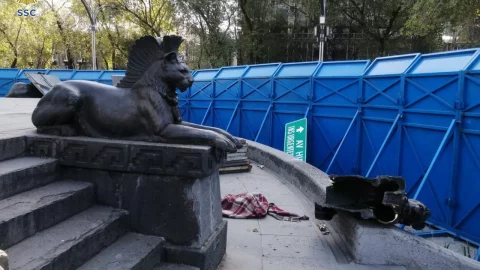 Fiscalía capitalina rechaza que hayan sido liberados los sujetos acusados de cortar esculturas en monumento de Reforma