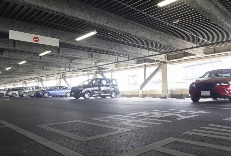 Autos en estacionamiento de Estados Unidos