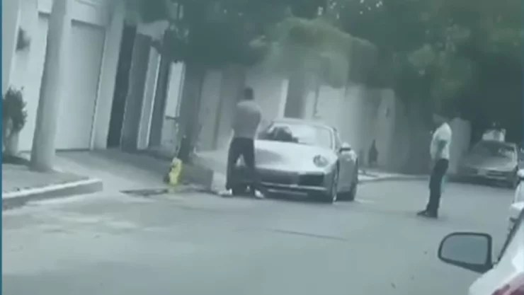 LAva coche a manguerazos