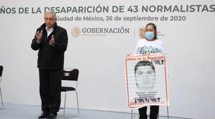 madre relsata trabajo amlo estudiantes ayotzinapa.jpg