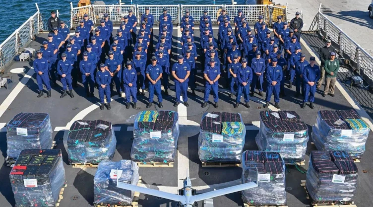 Guardias en un barco con los cargamentos de droga