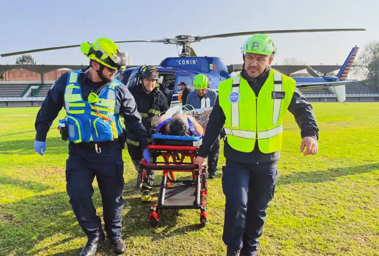 Trasladan en helicóptero a un hombre por una urgencia en Querétaro
