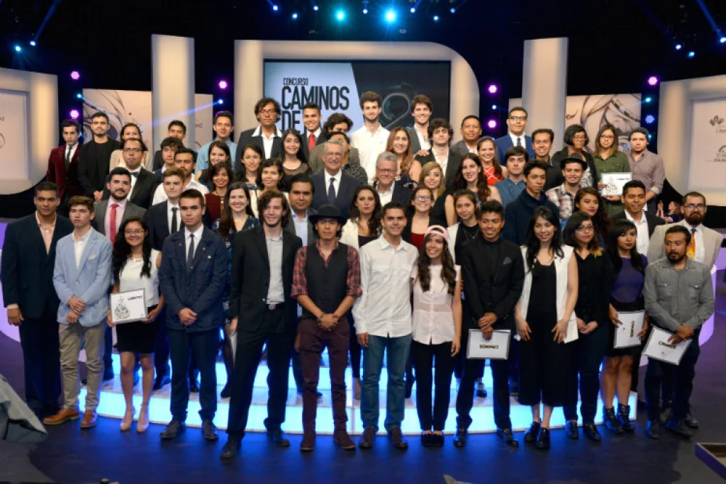 Ricardo B. Salinas Pliego, Presidente de Grupo Salinas y Sergio Sarmiento, Director de Caminos de la Libertad, con los jóvenes premiados del Octavo Concurso Caminos de la Libertad para Jóvenes.