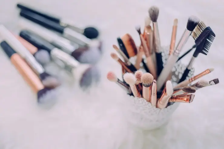 Estos son los errores más comunes al limpiar tus brochas de maquillaje