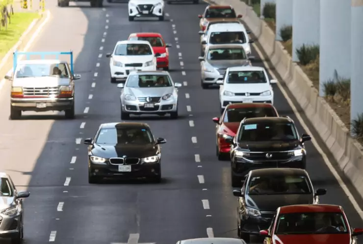Carros transitando por la vialidad