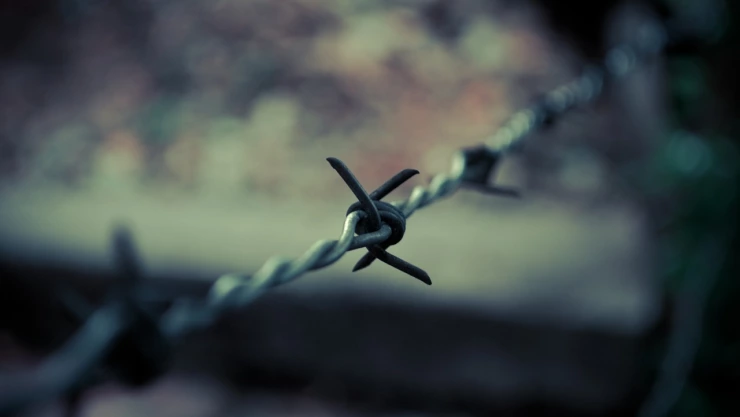 Una joven pedía auxilio desde su ventana porque la encadenaron a su cama
