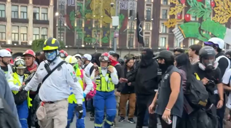 Bomba molotov explotó en la mano a un menor en la marcha del 2 de octubre en CDMX.