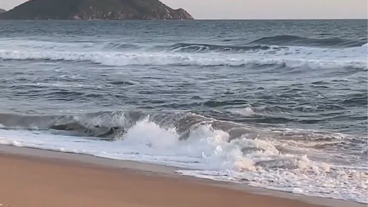 Playas en Mazatlán cerradas por alto oleaje