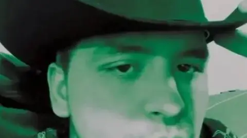 Christian Nodal aparece sin tatuajes