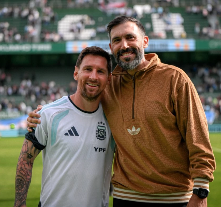 Eder Sarabia y Lionel Messi