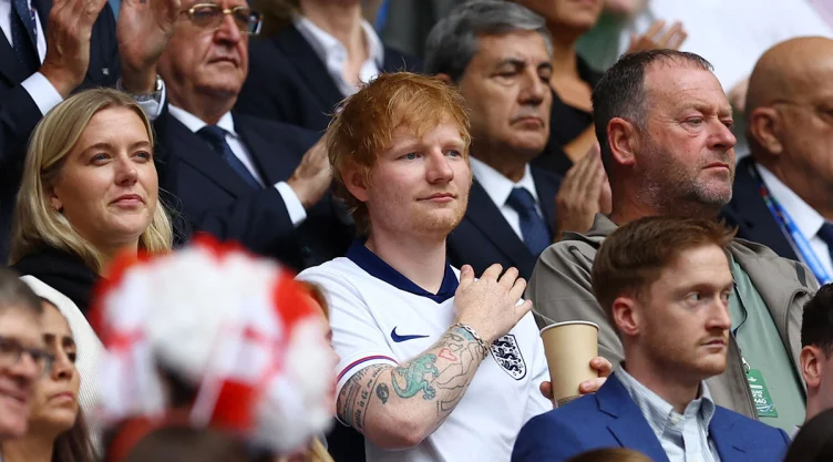 Ed Sheeran con la camiseta de Inglaterra