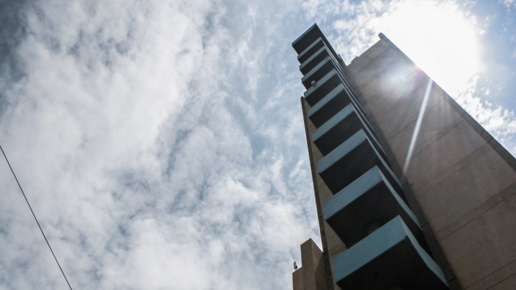 Hombre con brote psicótico cayó desde el piso 11 del Hospital Civil Nuevo en Guadalajara