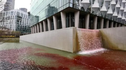 Arrestan a 6 activistas por teñir de rojo la embajada de EU