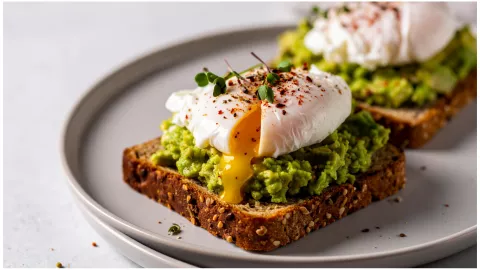 toast de huevo con aguacate