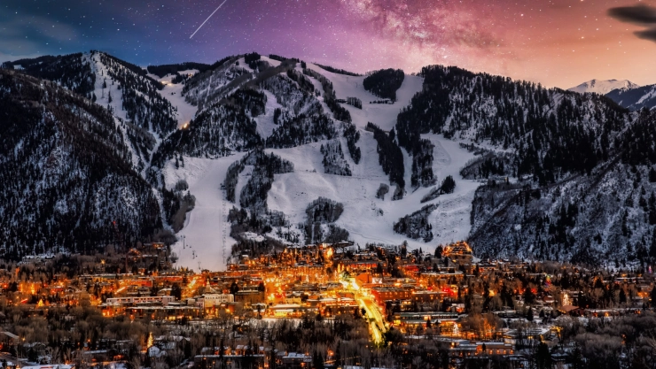 Ciudad de Estados Unidos a la vera de la montaña, con los picos y sus caídas nevadas