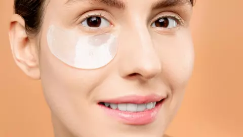 Los parches de cafeína ayudan a desaparecer las ojeras marcadas en minutos