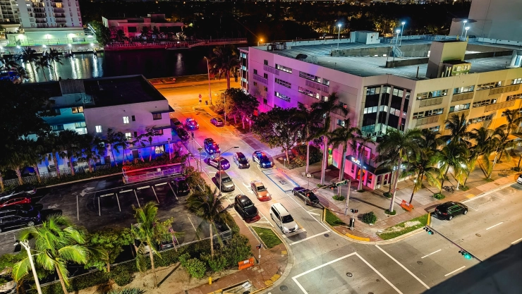 una calle de Miami Beach junto a automóviles que transitan