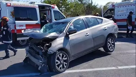 Fuerte accidente deja a dos abuelitos prensados en la Mérida-Celestún