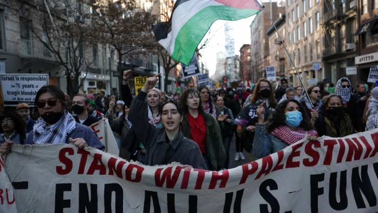 Mahmoud Khalil, activista palestino y líder estudiantil, fue detenido en EE.UU. Su arresto desata protestas y críticas a la represión contra disidentes
