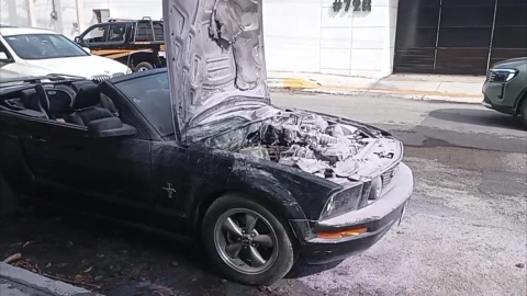 Auto ARDE EN LLAMAS y lo declaran pérdida total en la colonia México; el conductor logró salir a tiempo