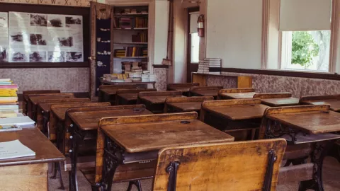Salón de clases con butacas de madera