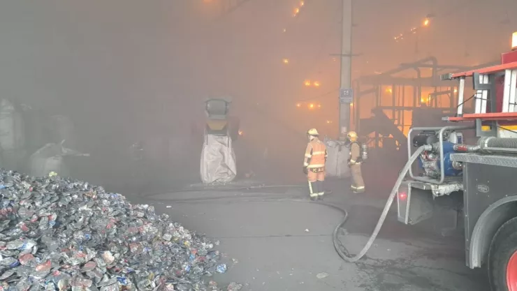 ¡ÚLTIMA HORA! Bodega recicladora se prende en llamas en carretera a Chapala HOY 21 de diciembre