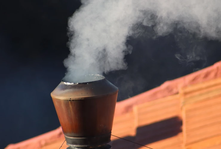 Humo saliendo de la Capilla Sixtina después de concluir el cónclave.