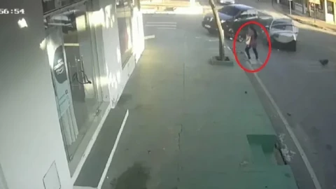 Se-salvó-de milagro-mujer-en-medio-de-choque-dos autos-ilesa-Paraguay