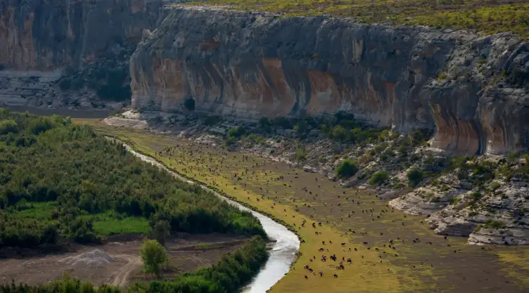 Vista aérea del río Bravo en la frontera entre EU y México.