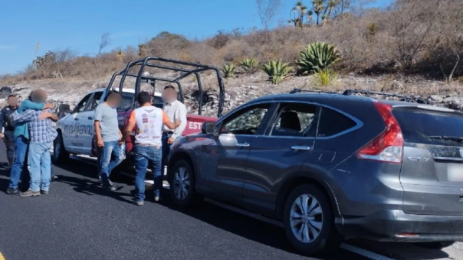 Rescatan a tres víctimas de secuestro en Acatlán de Osorio