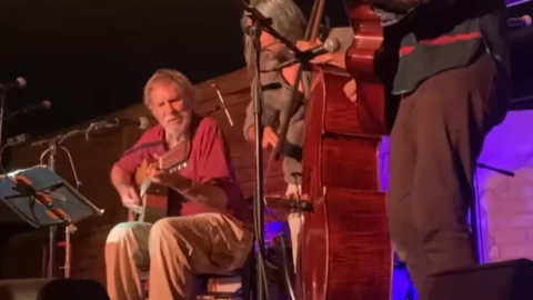 Muere cantante en incendio junto a su esposa