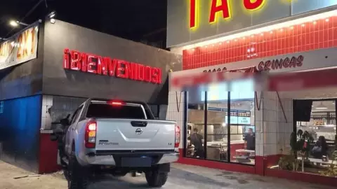 Conductor provoca fuerte accidente en Cancún y choca contra restaurante