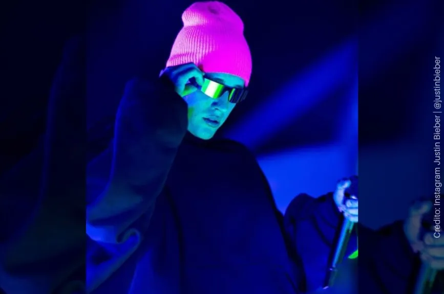 Justin Bieber gorro rosa.jpg