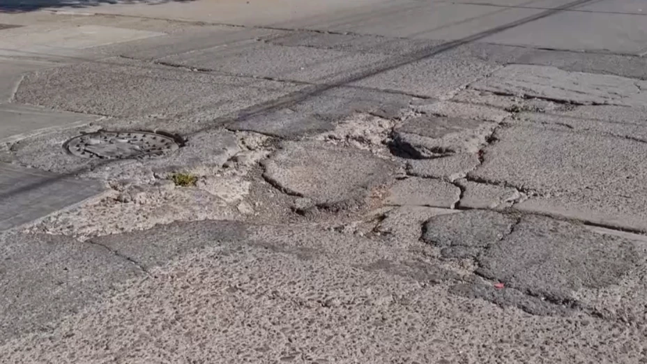 Vecinos denuncian hundimiento sin reparar en Jardín del Encino, Aguascalientes