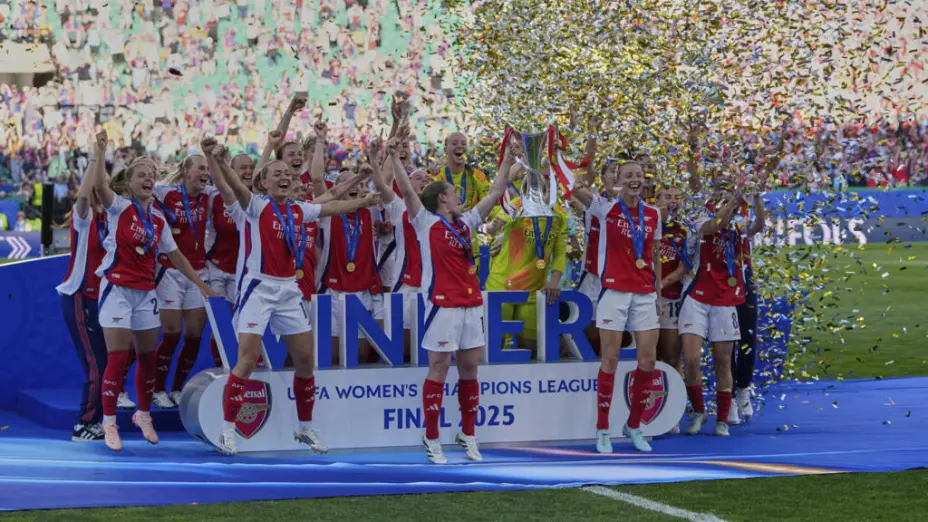 Arsenal Femenino festeja título de Champions League.jpg