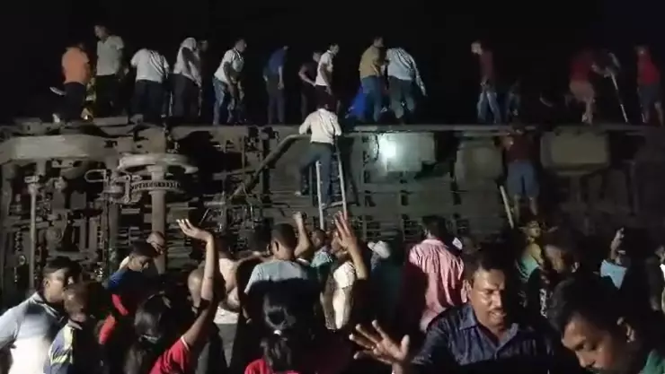 ¡Tragedia! Choque de trenes en India deja más de 280 heridos y mil heridos