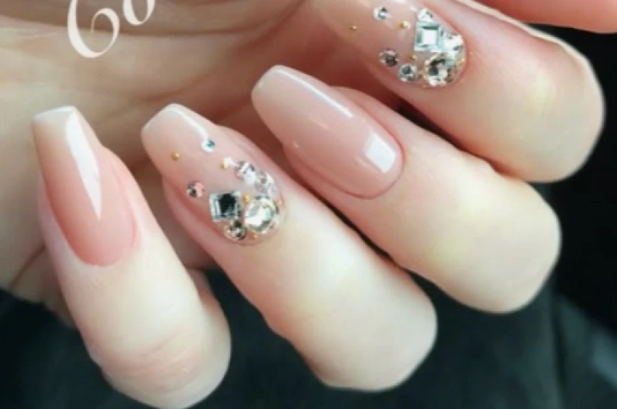 19 ideas de uñas rosas con brillos cortas y largas