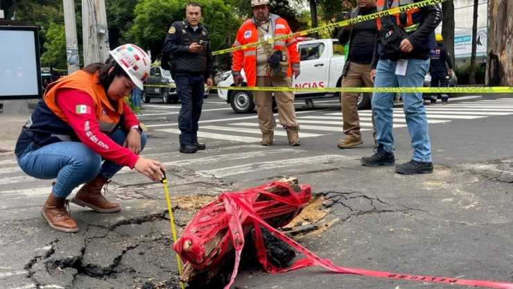 ¡Alerta en Coyoacán! Se forma mega socavón en Miguel Ángel de Quevedo