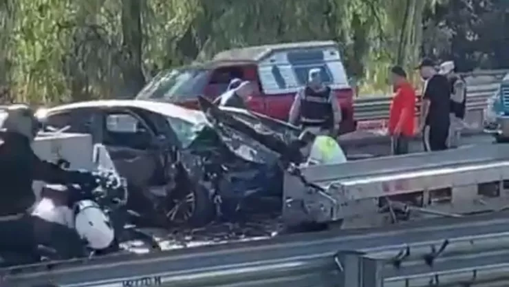 automóvil se estrella contra el muro de contención