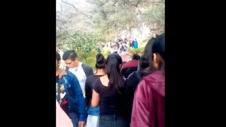 Se caen varias personas de un puente en Chiapas