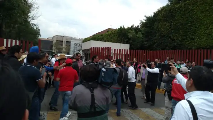 bronca diputados.jpg