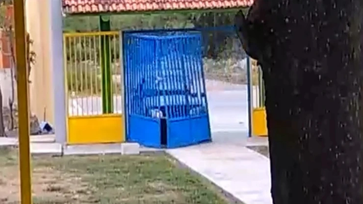 Conductora derriba portón de kínder en Tehuacán