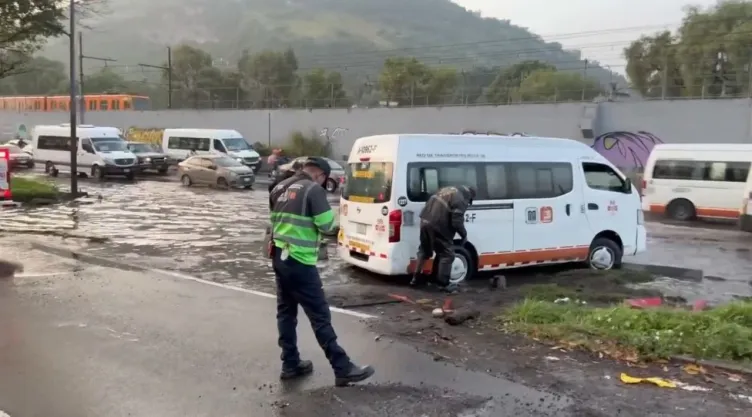 Encharcamientos en CDMX por lluvias: Baches, socavones, hundimientos y accidentes este miércoles