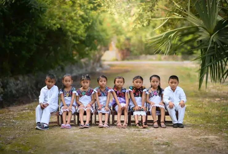 Con traje típico de la región niños celebran fin de curso escolar